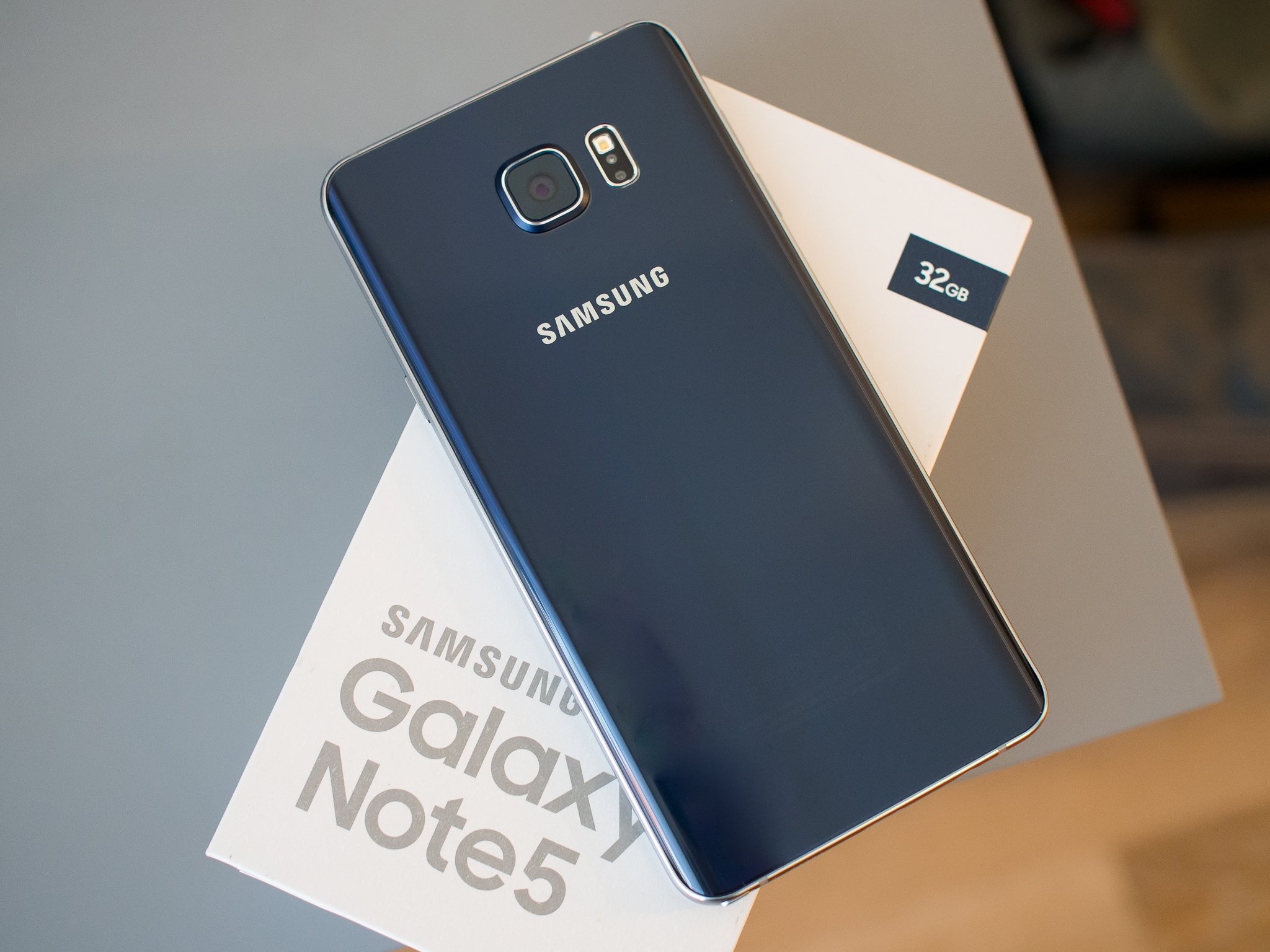 Samsung Galaxy Note 5 and box