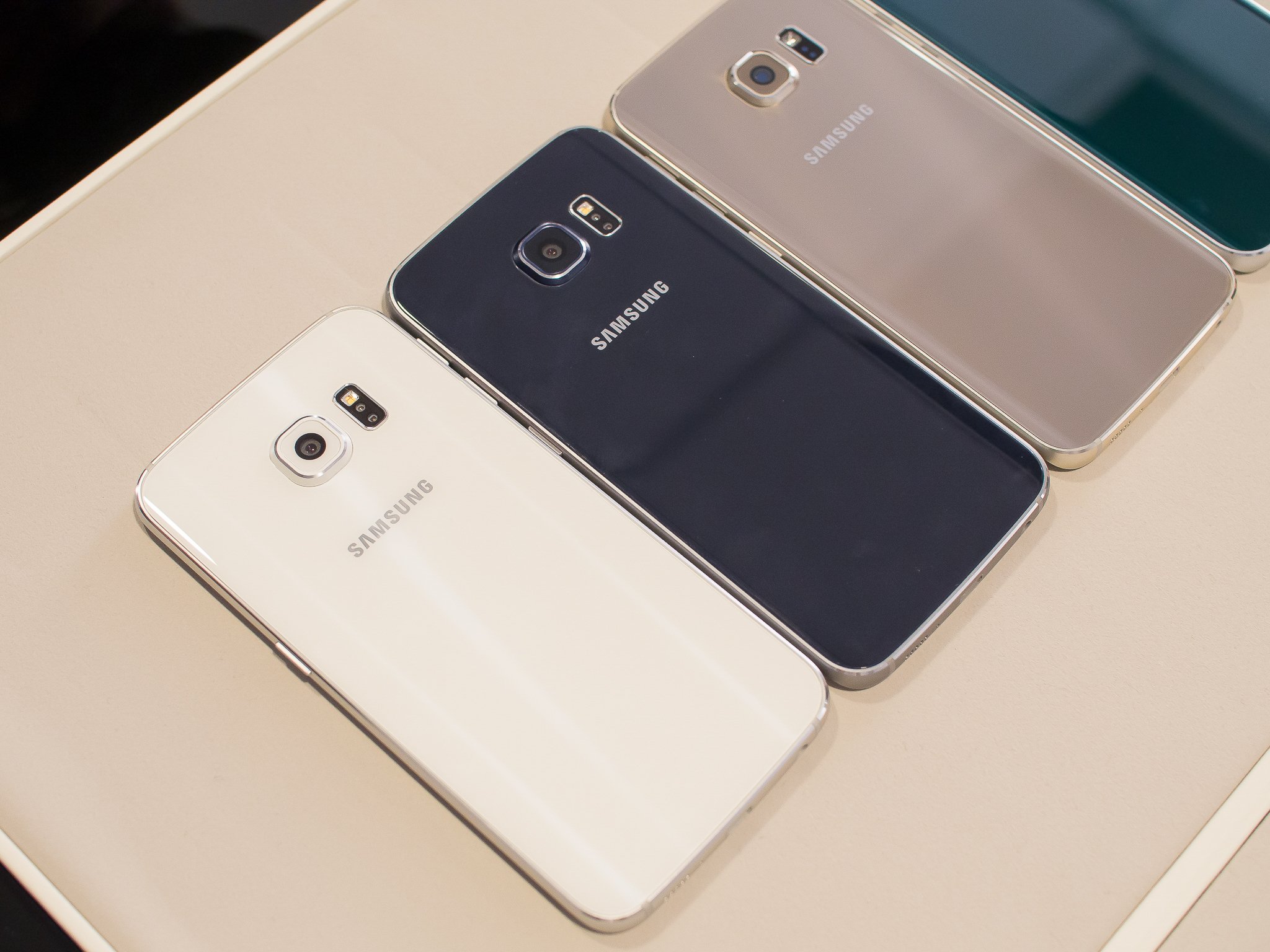 http://www.androidcentral.com/sites/androidcentral.com/files/styles/xlarge_wm_brw/public/article_images/2015/02/galaxy-s6-four-colors-4-9zh2jqc.jpg