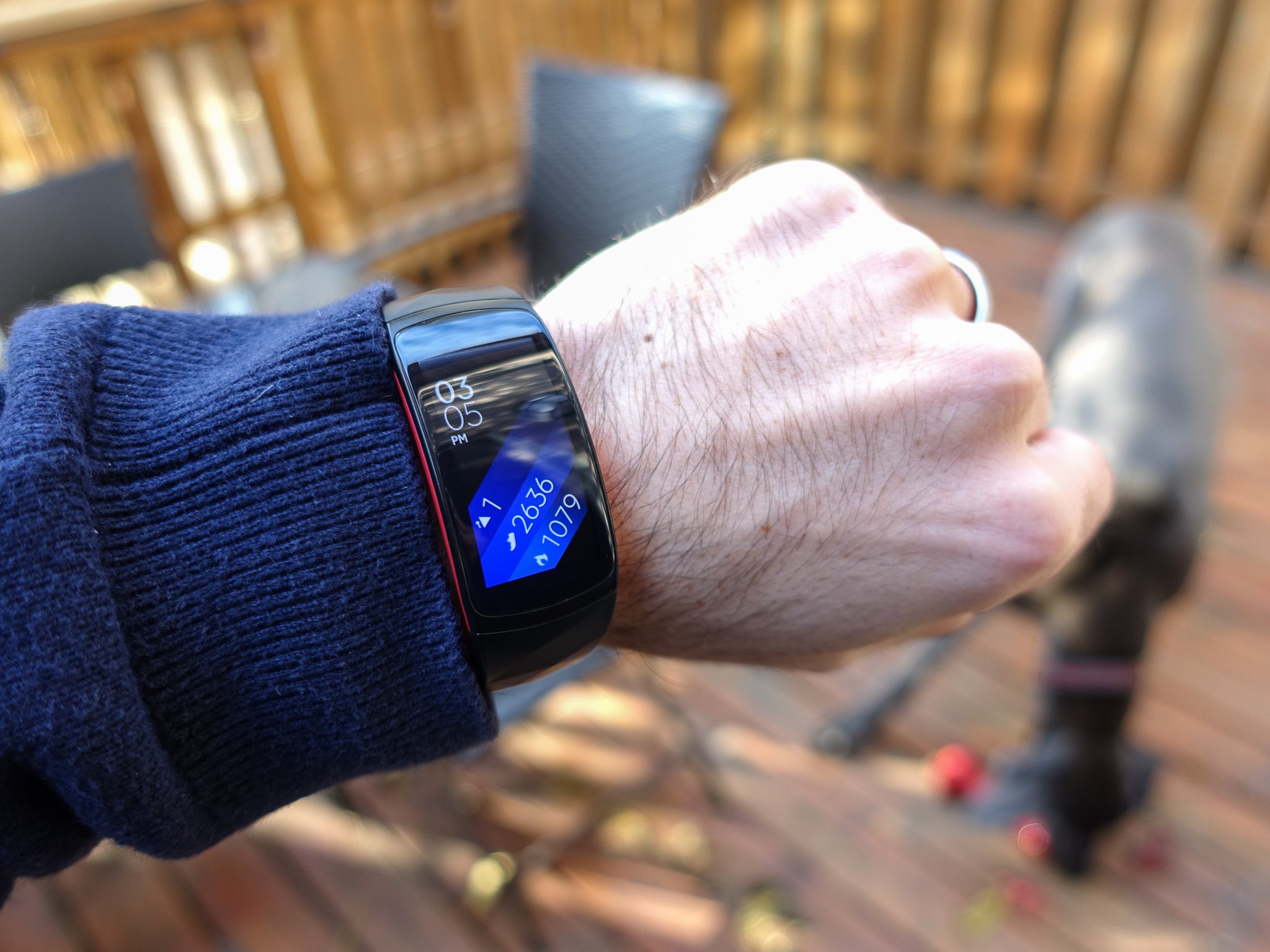 samsung gear fit 2 vs fitbit charge 4