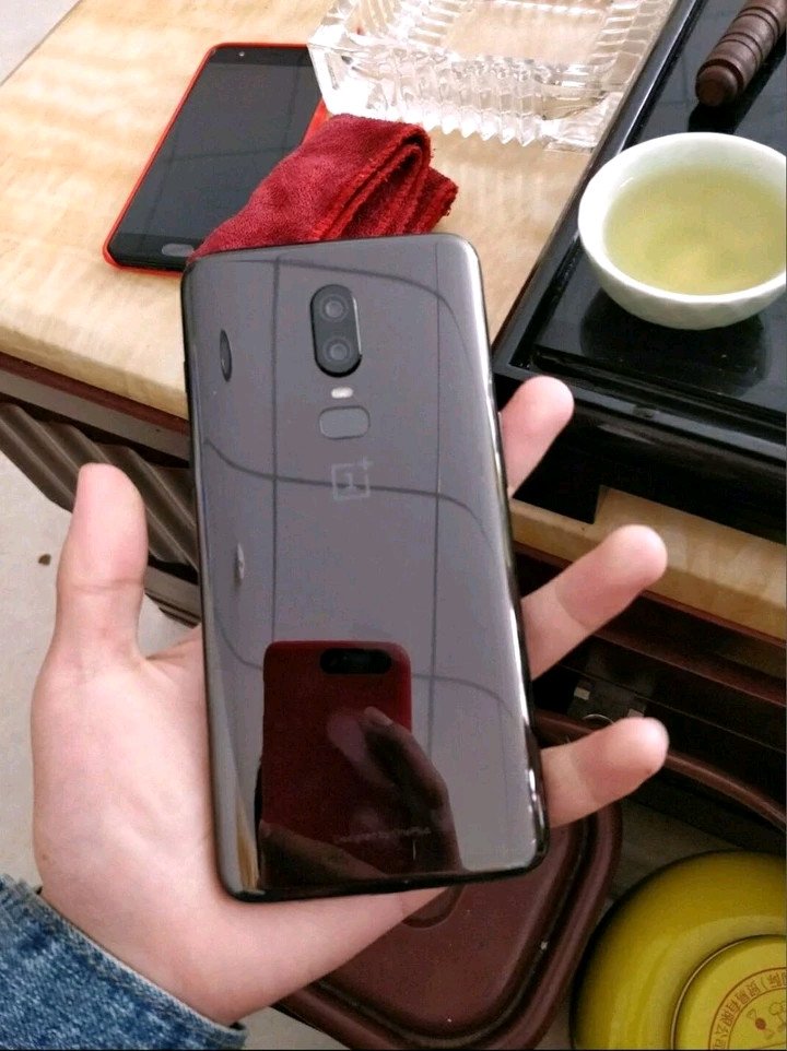 OnePlus 6 supposedly leaks with iPhone X notch and glass back