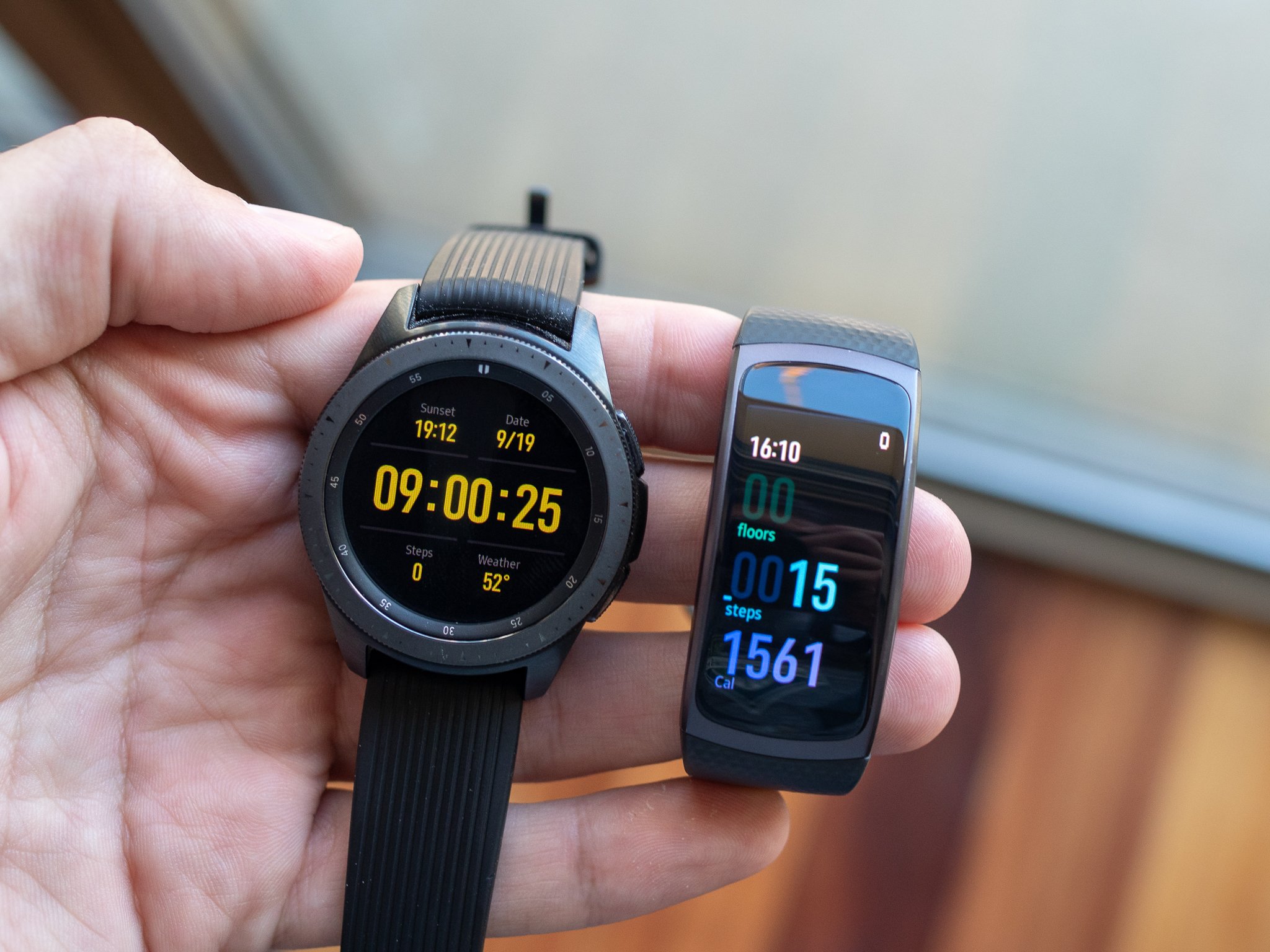 Samsung Galaxy Watch vs. Gear Fit2 Pro 
