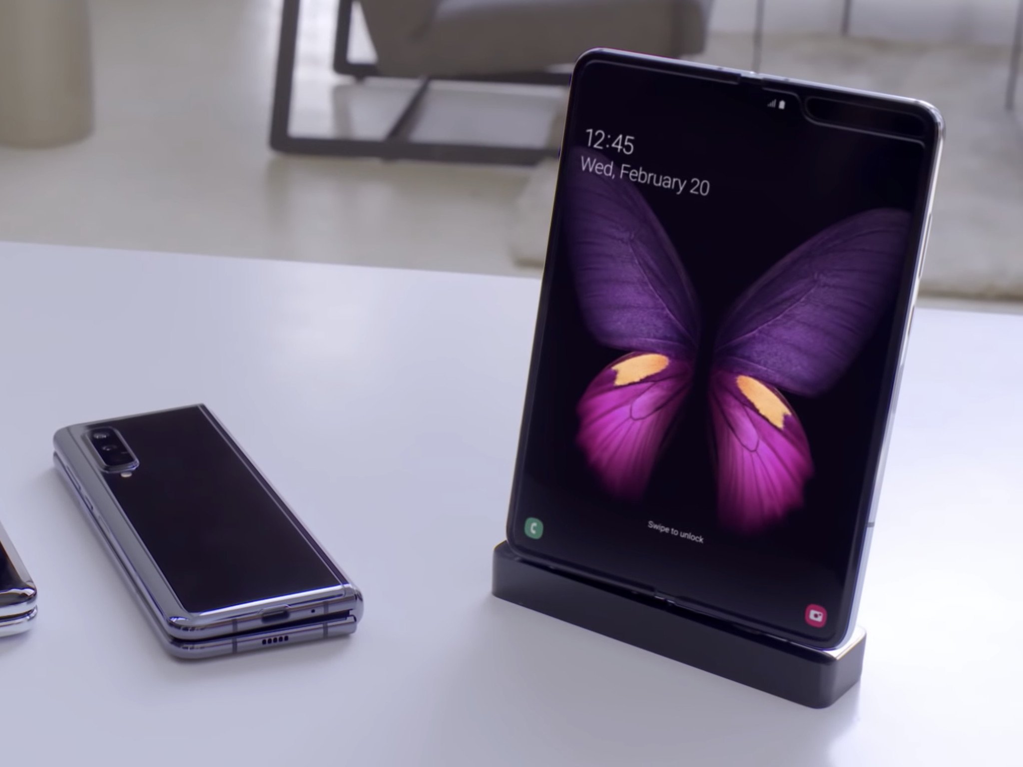 https://www.androidcentral.com/sites/androidcentral.com/files/styles/large/public/article_images/2019/02/galaxy-fold-live-shot-samsung-promo.jpg?itok=fkx7COi3