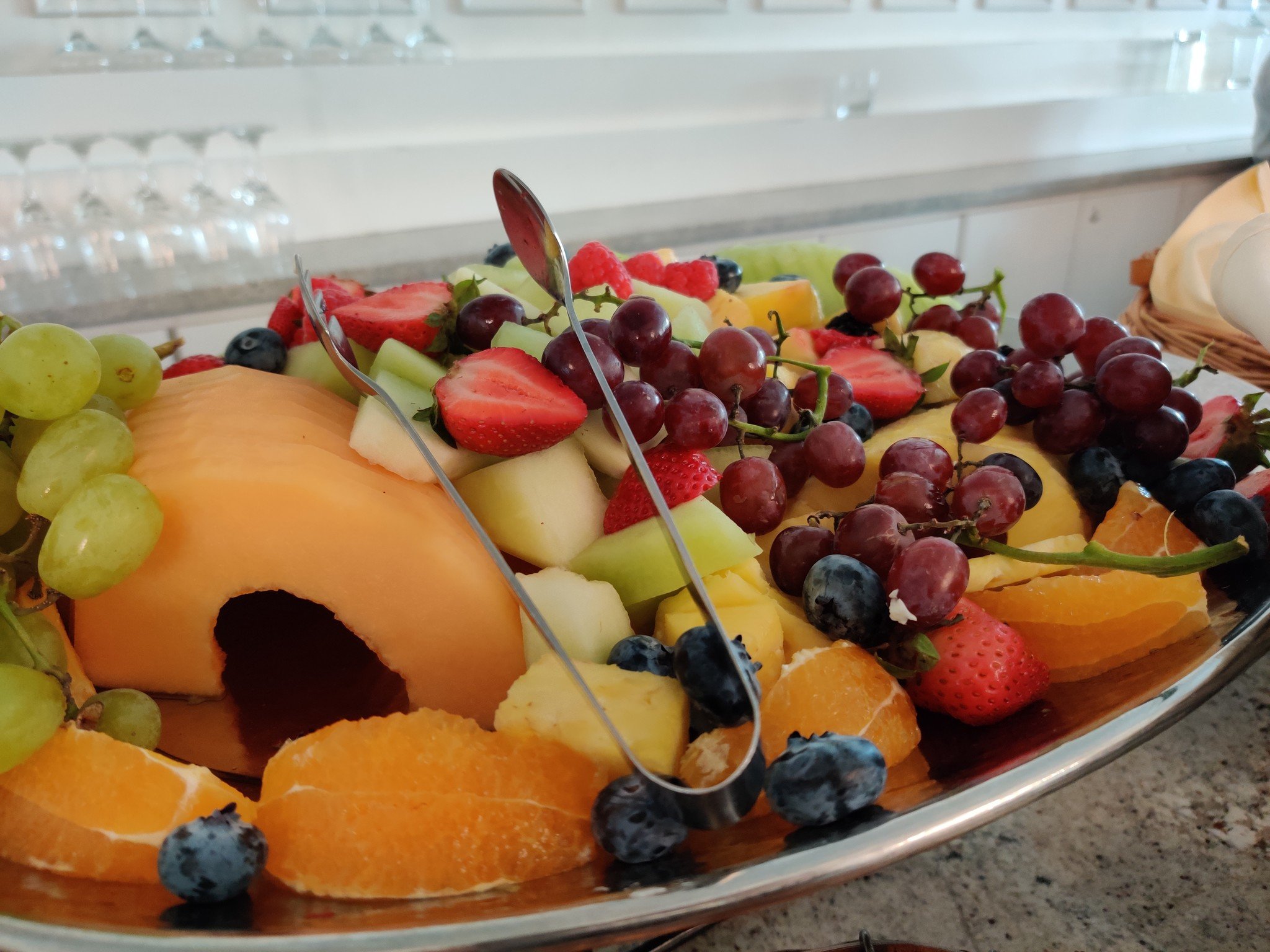 A beautiful, colorful fruit plate