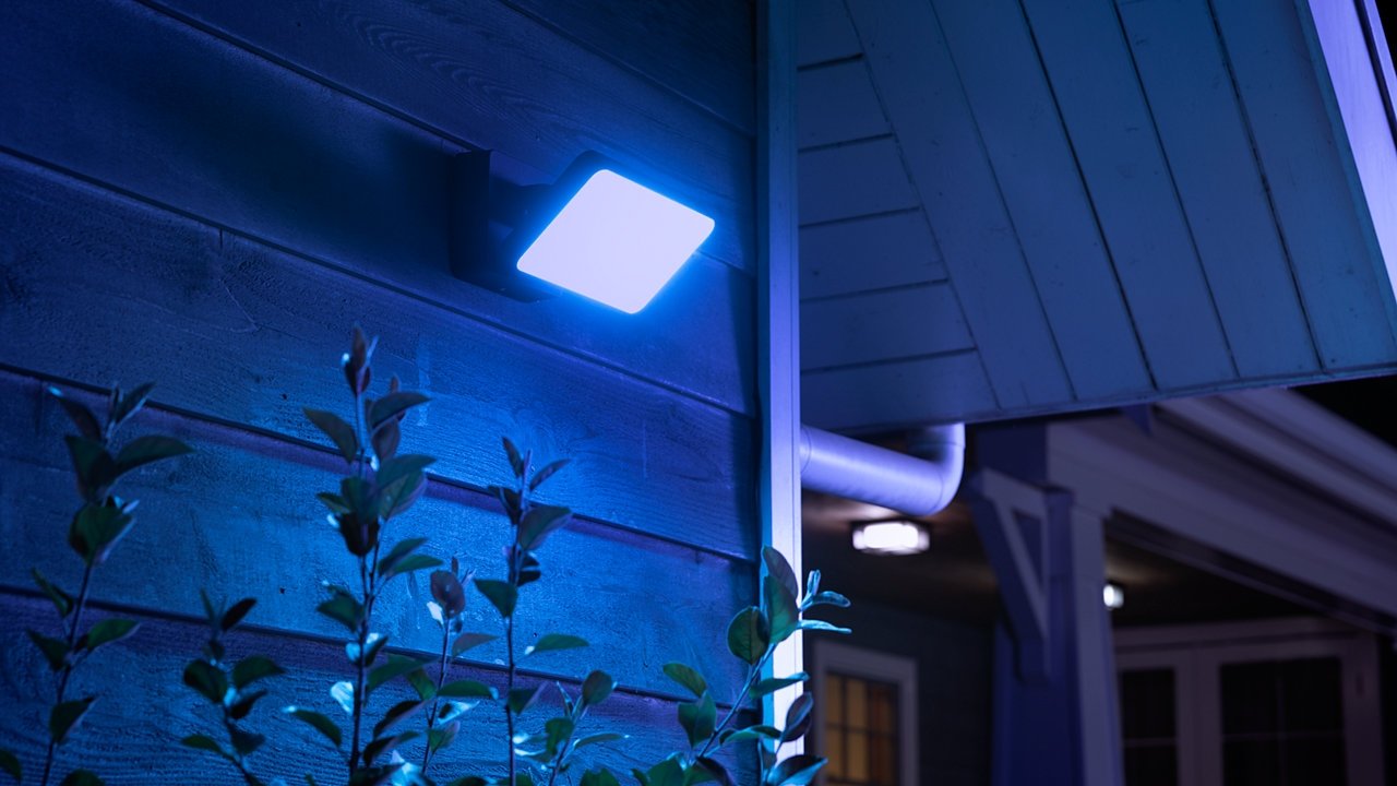 https://www.androidcentral.com/sites/androidcentral.com/files/styles/large/public/article_images/2020/02/philips-hue-discover-outdoor-floodlight-official-render-2.jpg?itok=_YrftRqM