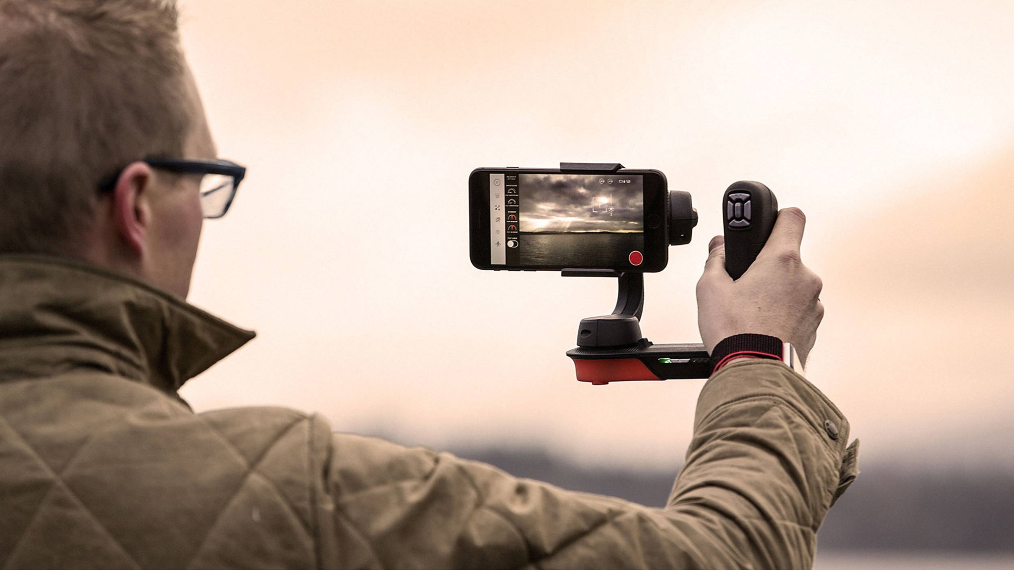 shoot-better-looking-vlogs-with-a-smartphone-gimbal