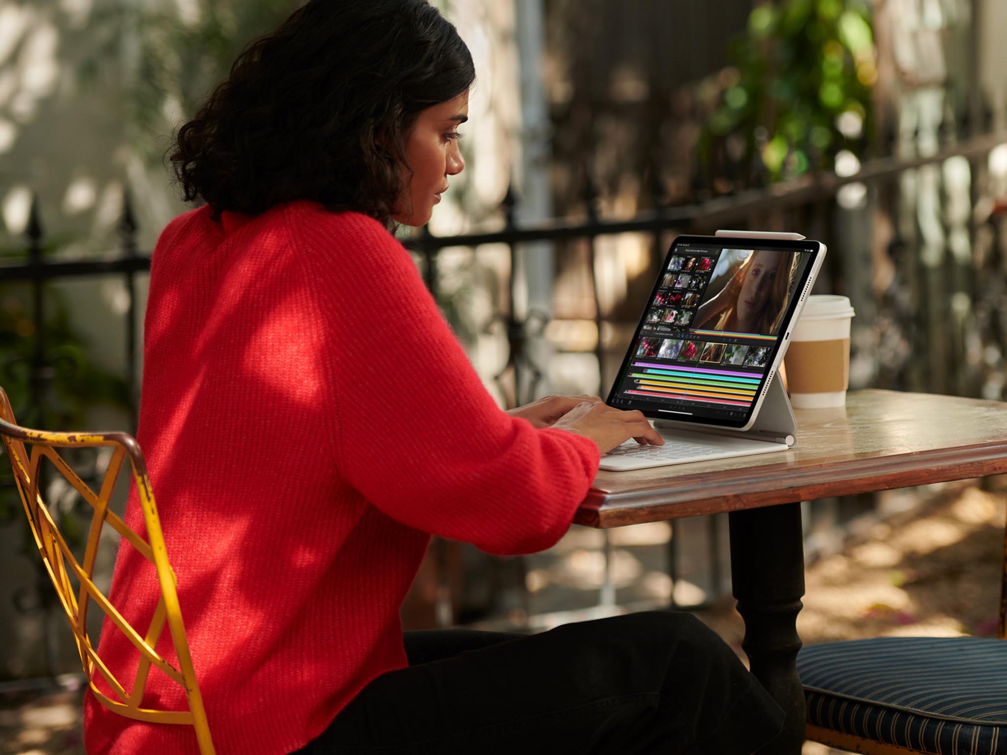 Apple Ipad Pro 2021 5g Woman Coffee Shop