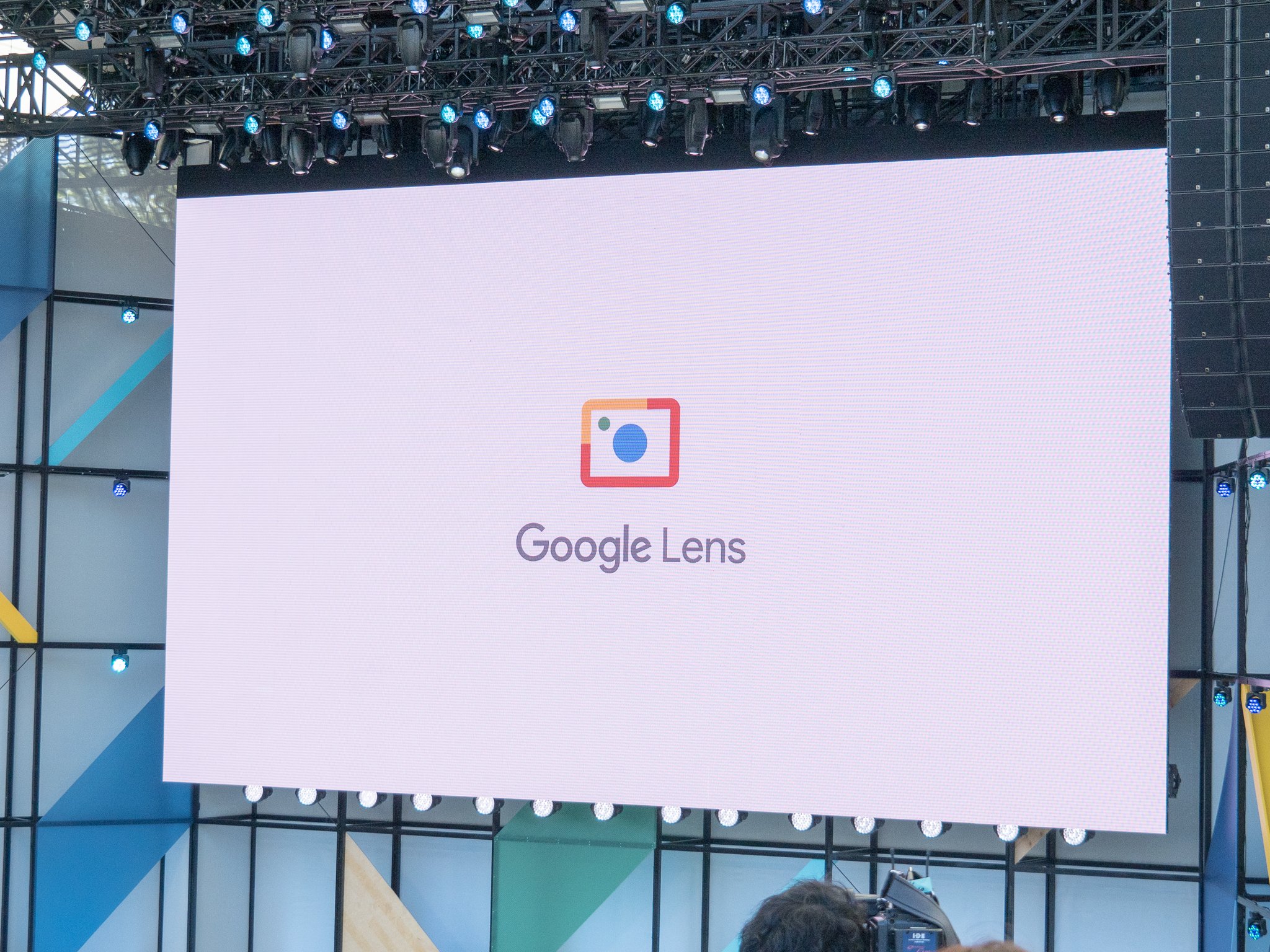 Live text translation now rolling out to Google Lens