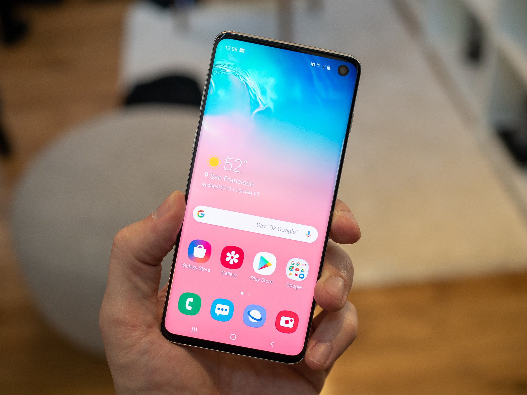 Holding the Samsung Galaxy S10