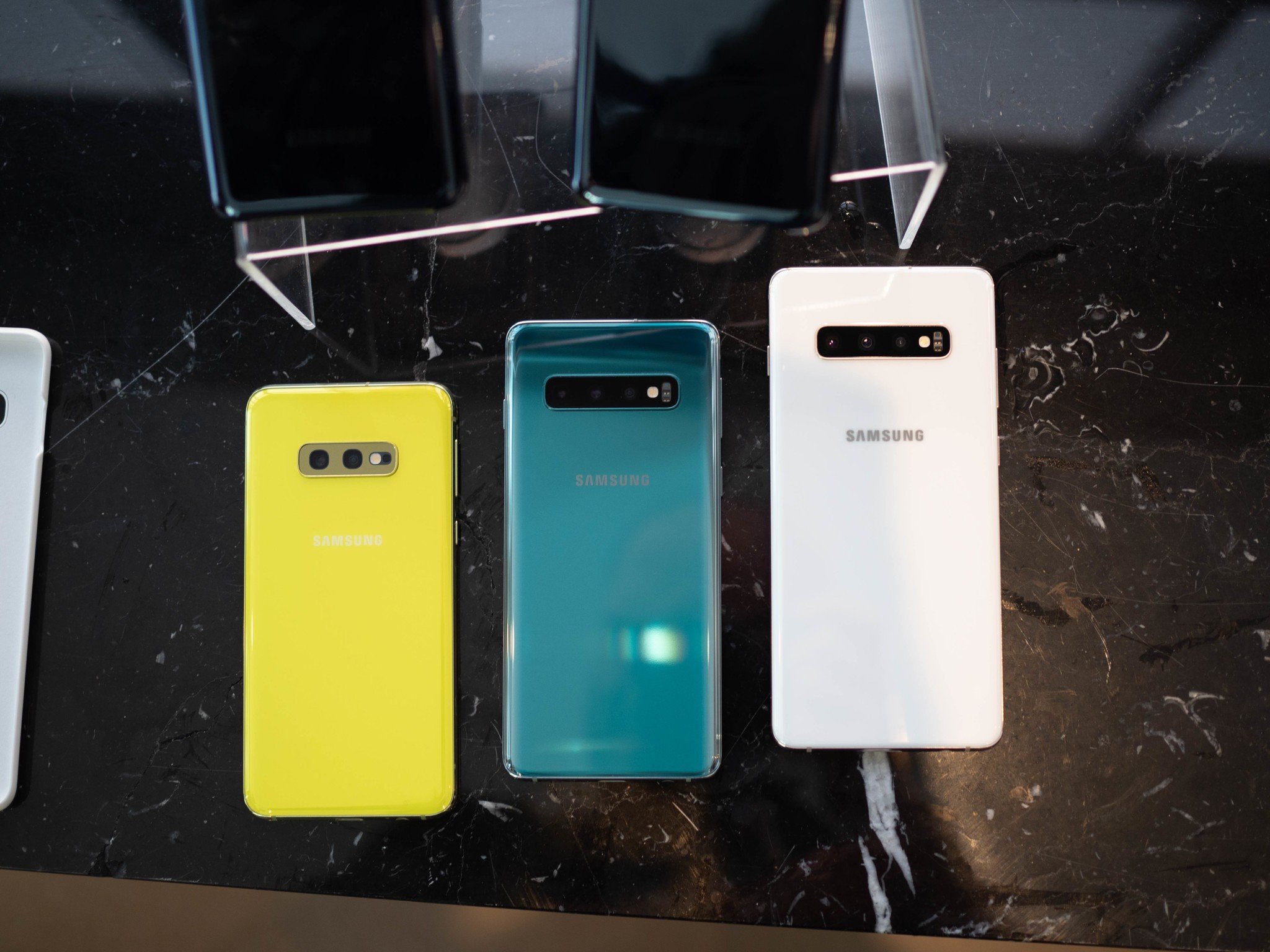 https://www.androidcentral.com/sites/androidcentral.com/files/styles/large_wm_brw/public/article_images/2019/02/samsung-galaxy-s10-all-back-1.jpg?itok=FSFBQcUb