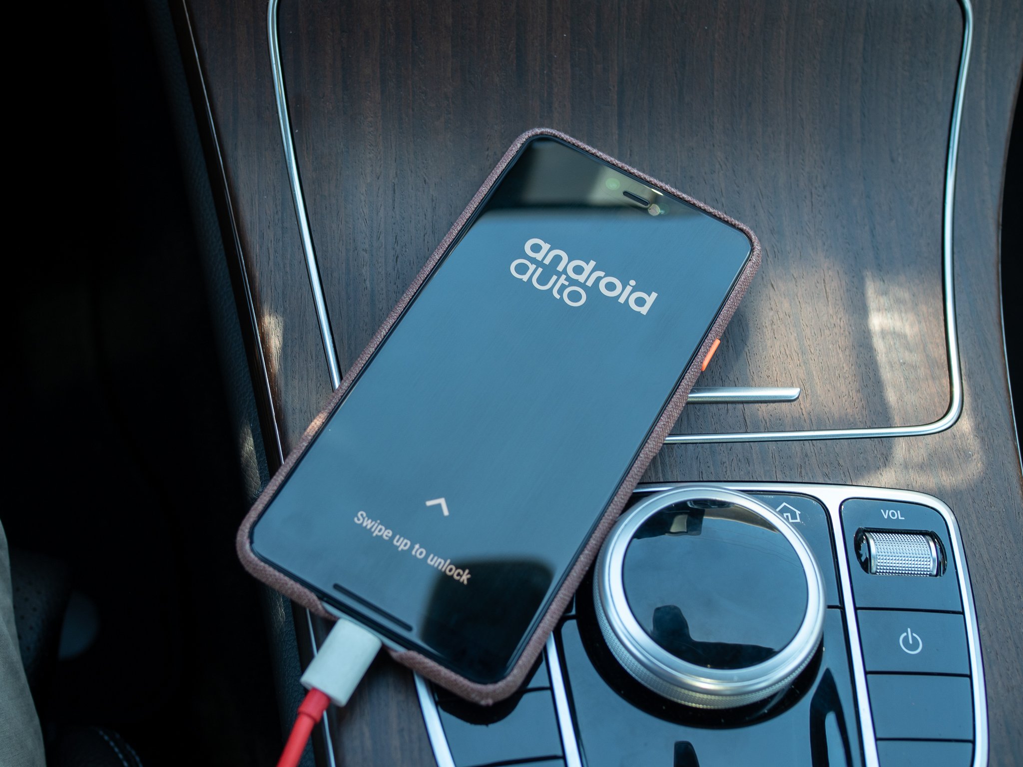https://www.androidcentral.com/sites/androidcentral.com/files/styles/large_wm_brw/public/article_images/2019/07/android-auto-on-phone-plugged-in.jpg?itok=KQM5S9dW