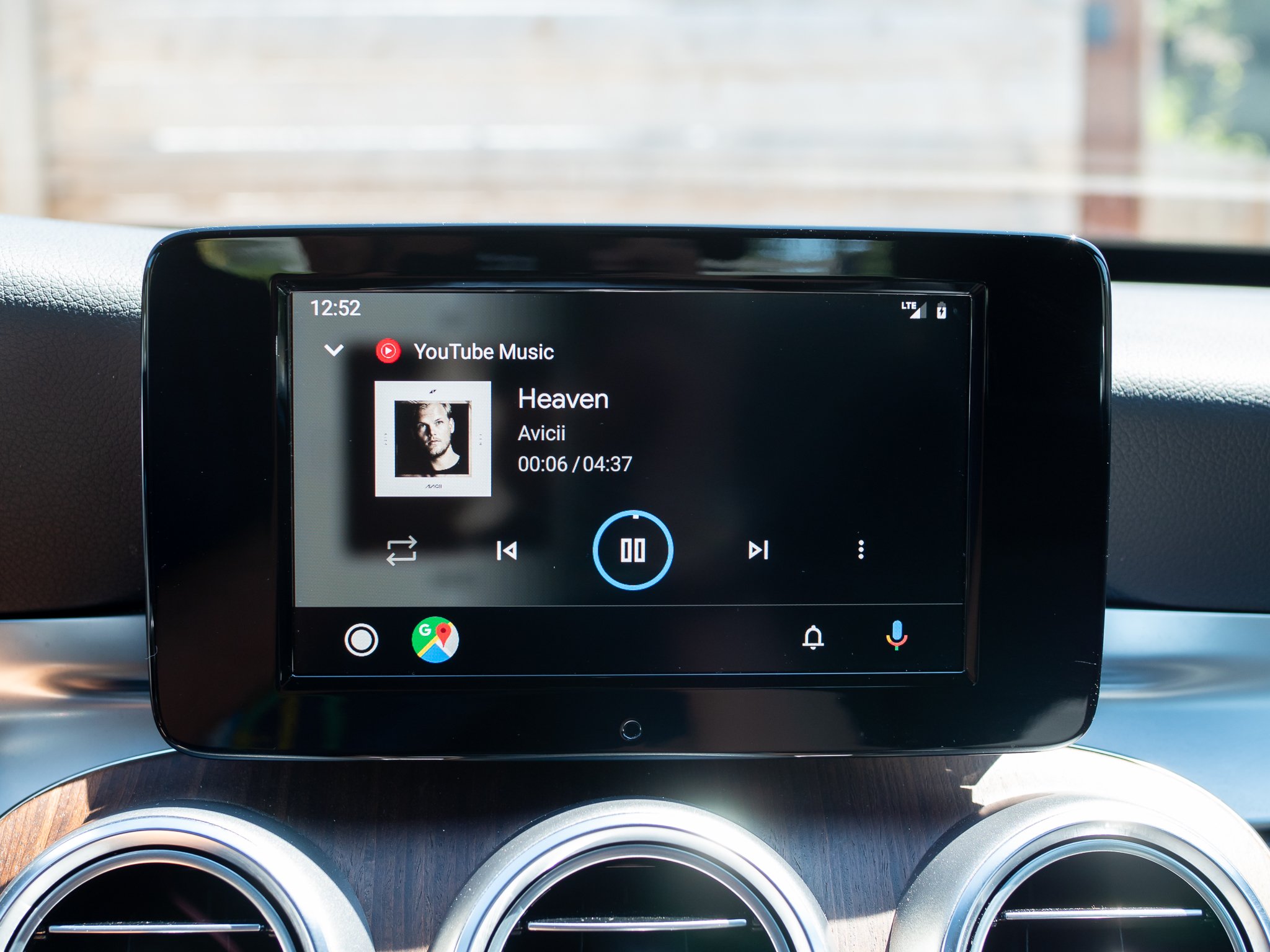 https://www.androidcentral.com/sites/androidcentral.com/files/styles/large_wm_brw/public/article_images/2019/07/new-android-auto-youtube-music-playing.jpg?itok=F-vYDM8P