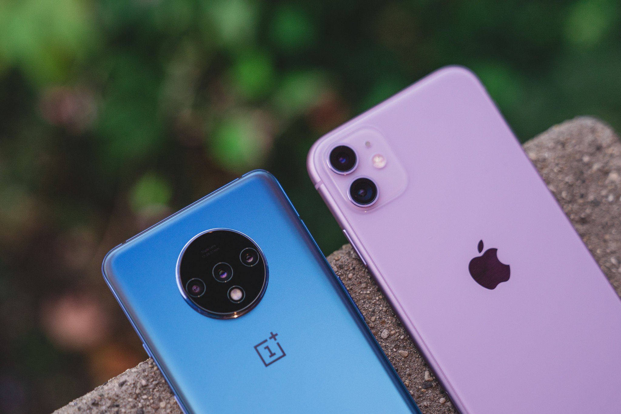 Camera closeup of the OnePlus 7T and iPhone 11
