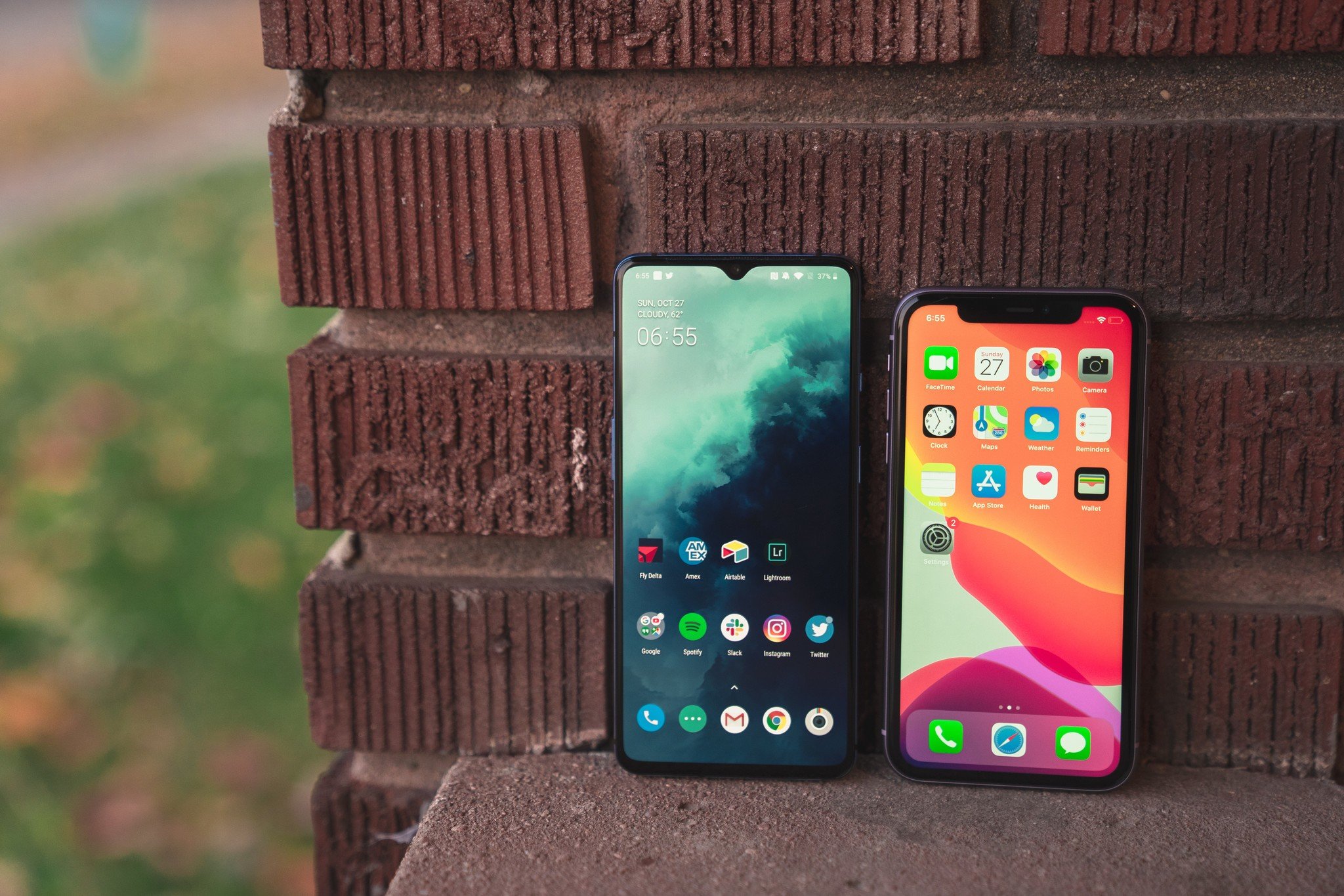OnePlus 7T and iPhone 11 displays