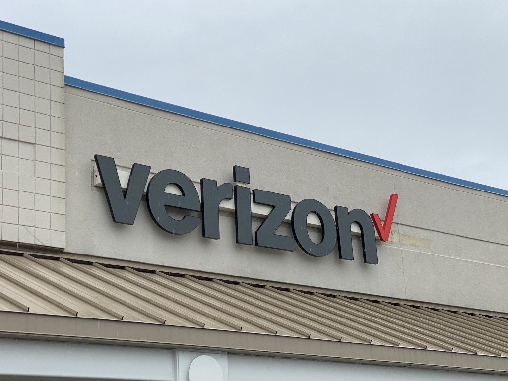 https://www.androidcentral.com/sites/androidcentral.com/files/styles/large_wm_brw/public/article_images/2019/10/verizon-store-sign-ac1.jpg?itok=yBmQm1Hc