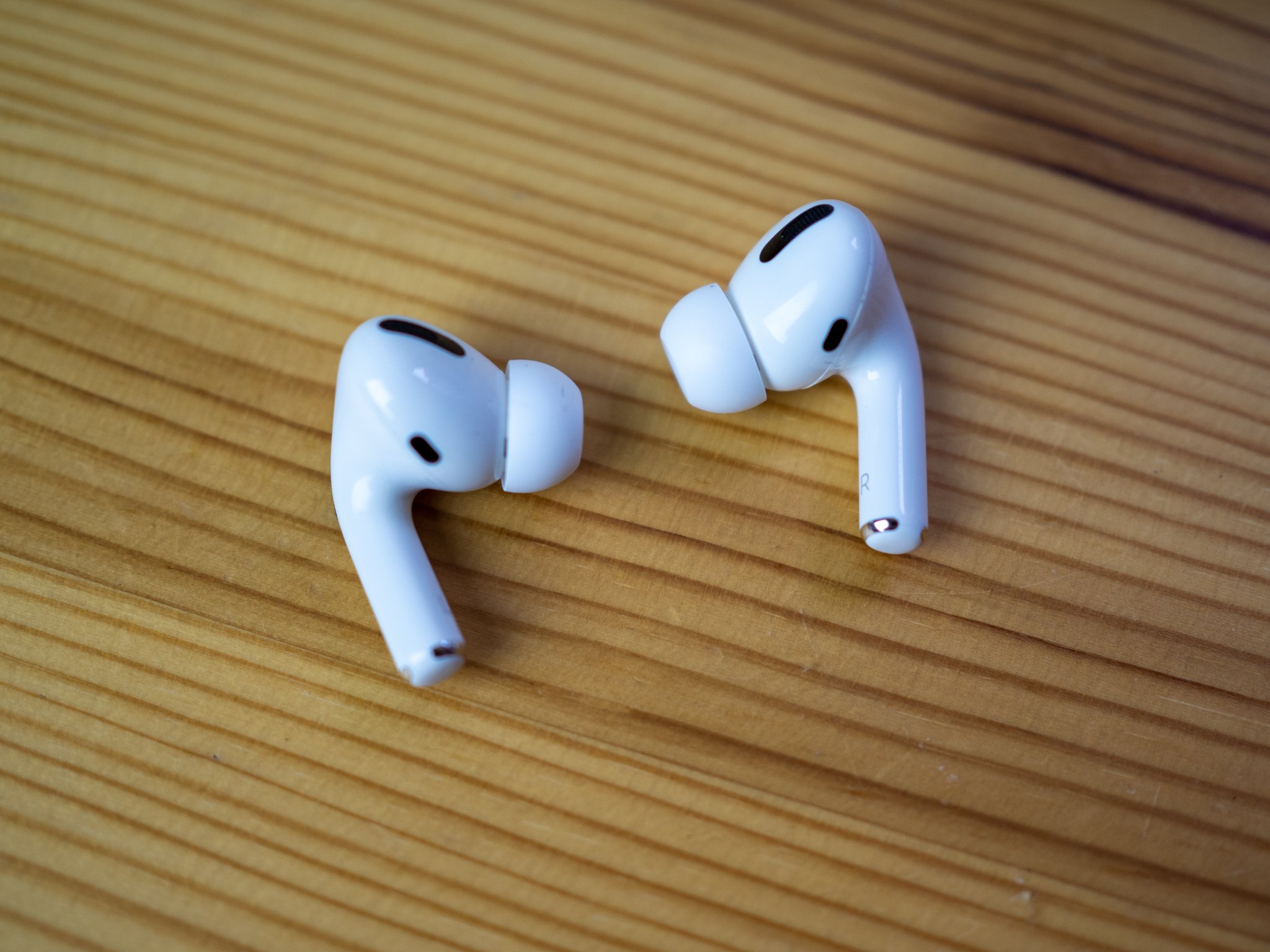 Samsung Galaxy Buds Live vs. AirPods Pro: Which should you buy