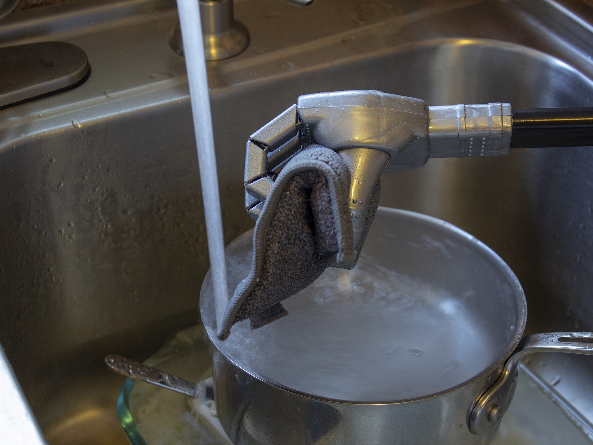 Robot Hand Washing Dishes
