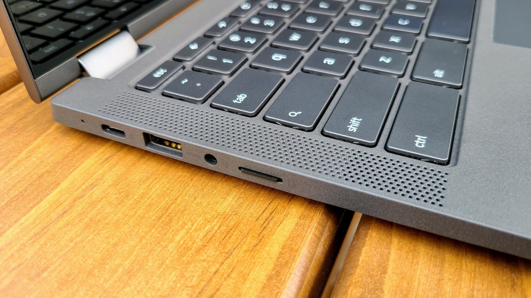 Lenovo Flex 5 Chromebook ports