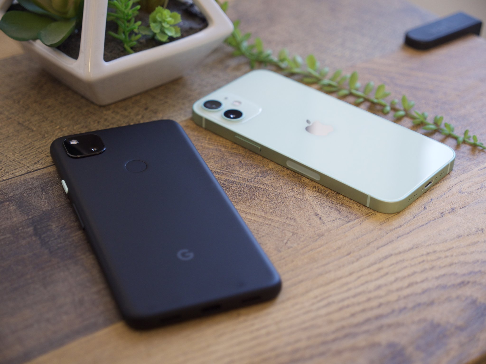 Pixel 4a और iPhone 12 मिनी