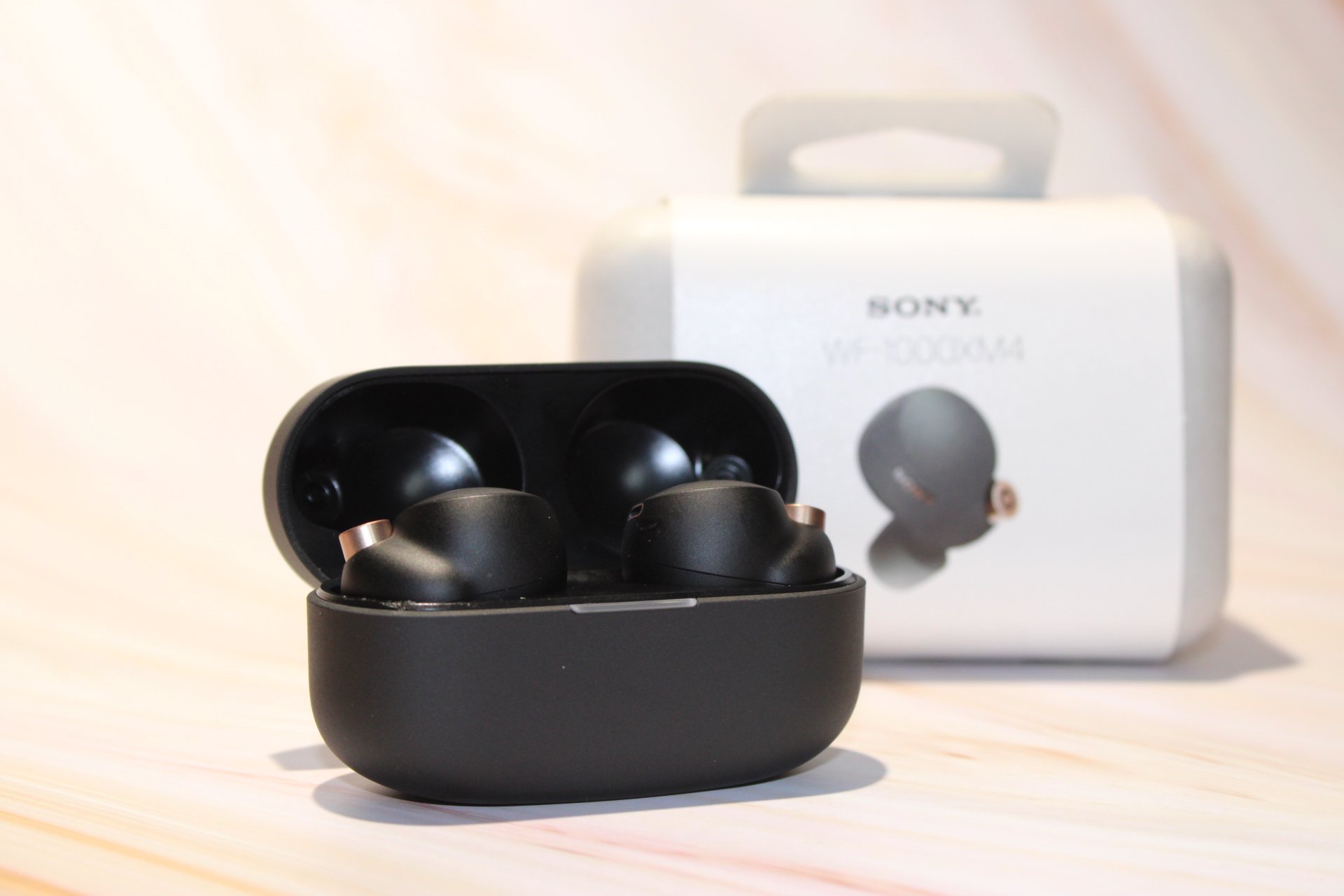 Sony Wf1000xm4 earbuds in case
