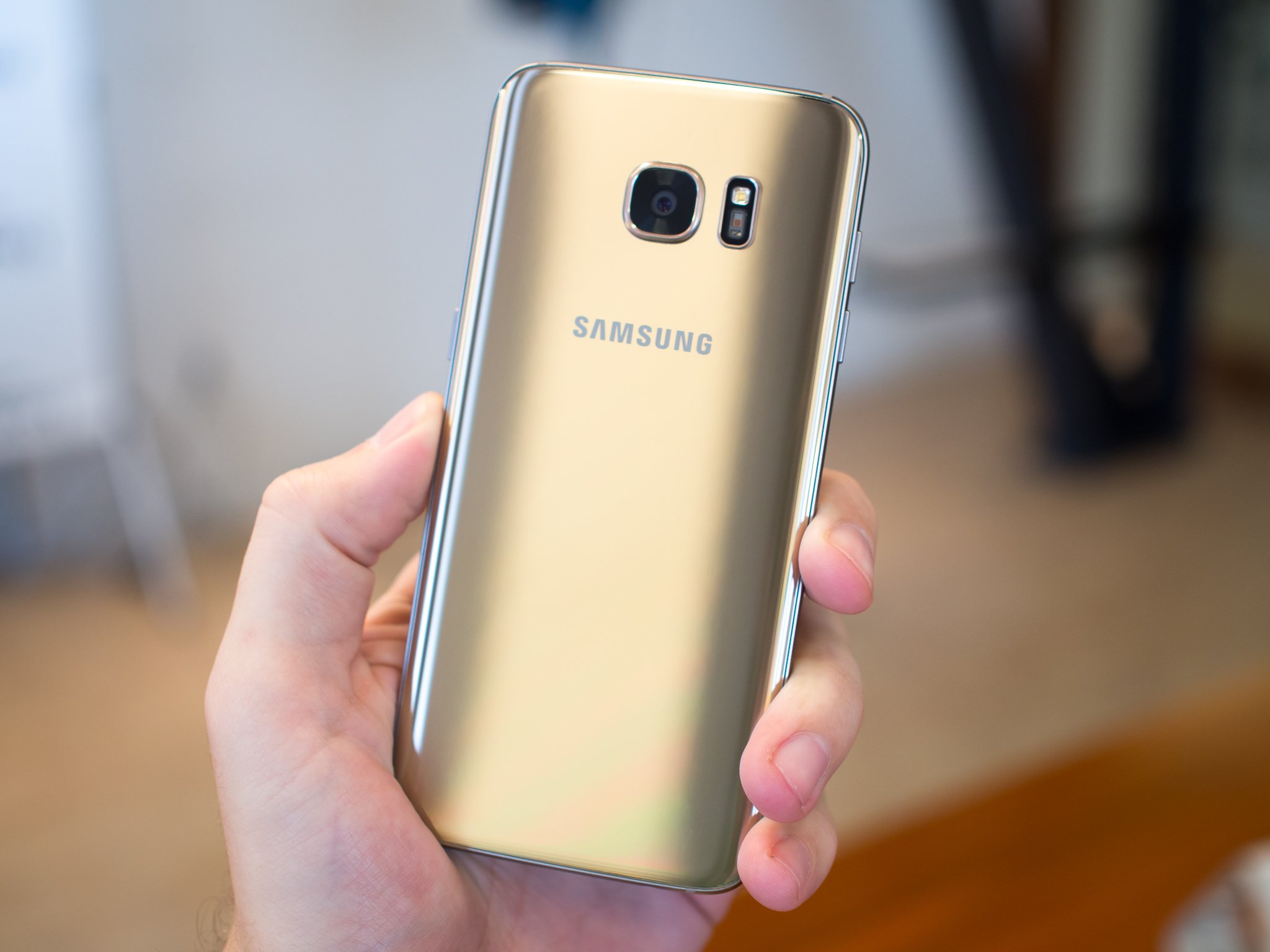Galaxy S7 edge in gold