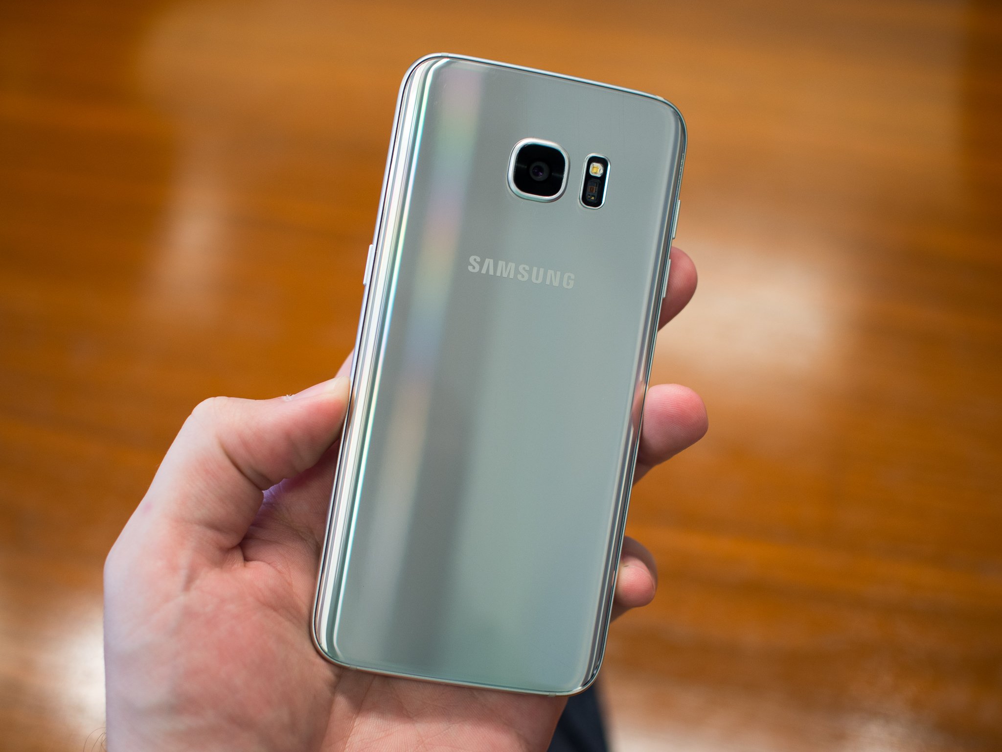 Galaxy S7 edge in silver