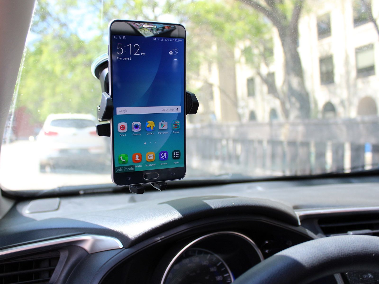 Samsung Galaxy Note 5 mounted in a car