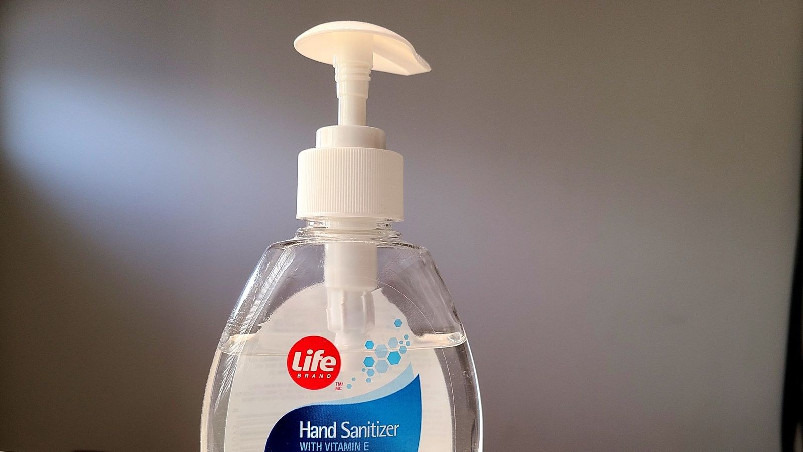 How to easily make hand sanitizer at