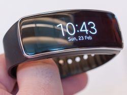 Samsung Gear Fit brings a fitness tracker with a curved screen to your workout