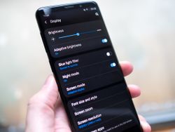 Are you using the Galaxy S10's dark mode?