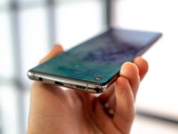 Does the Galaxy S10 have dual speakers?