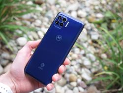 You'll have to pay $105 extra if you want a Motorola One 5G on Verizon