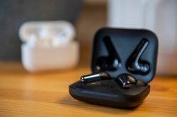 NeverSettle for expensive cans: OnePlus Buds are 20% off for Cyber Monday