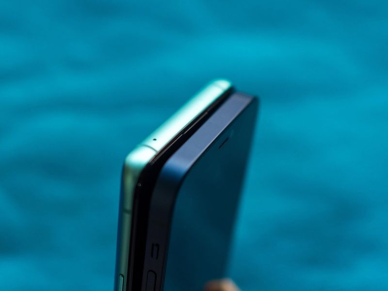OnePlus 8T vs. iPhone 12