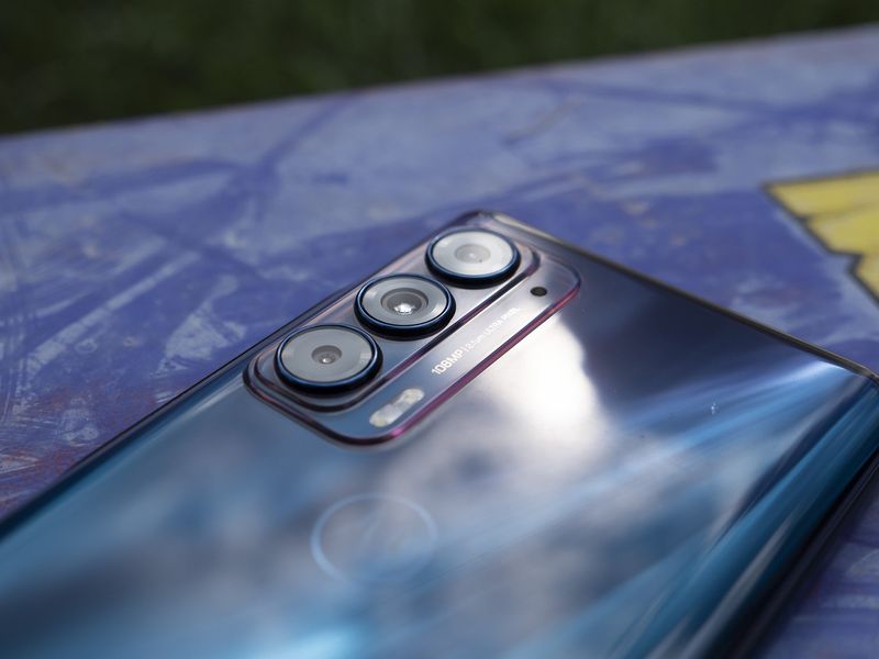 Motorola Edge 2021 Camera Bump