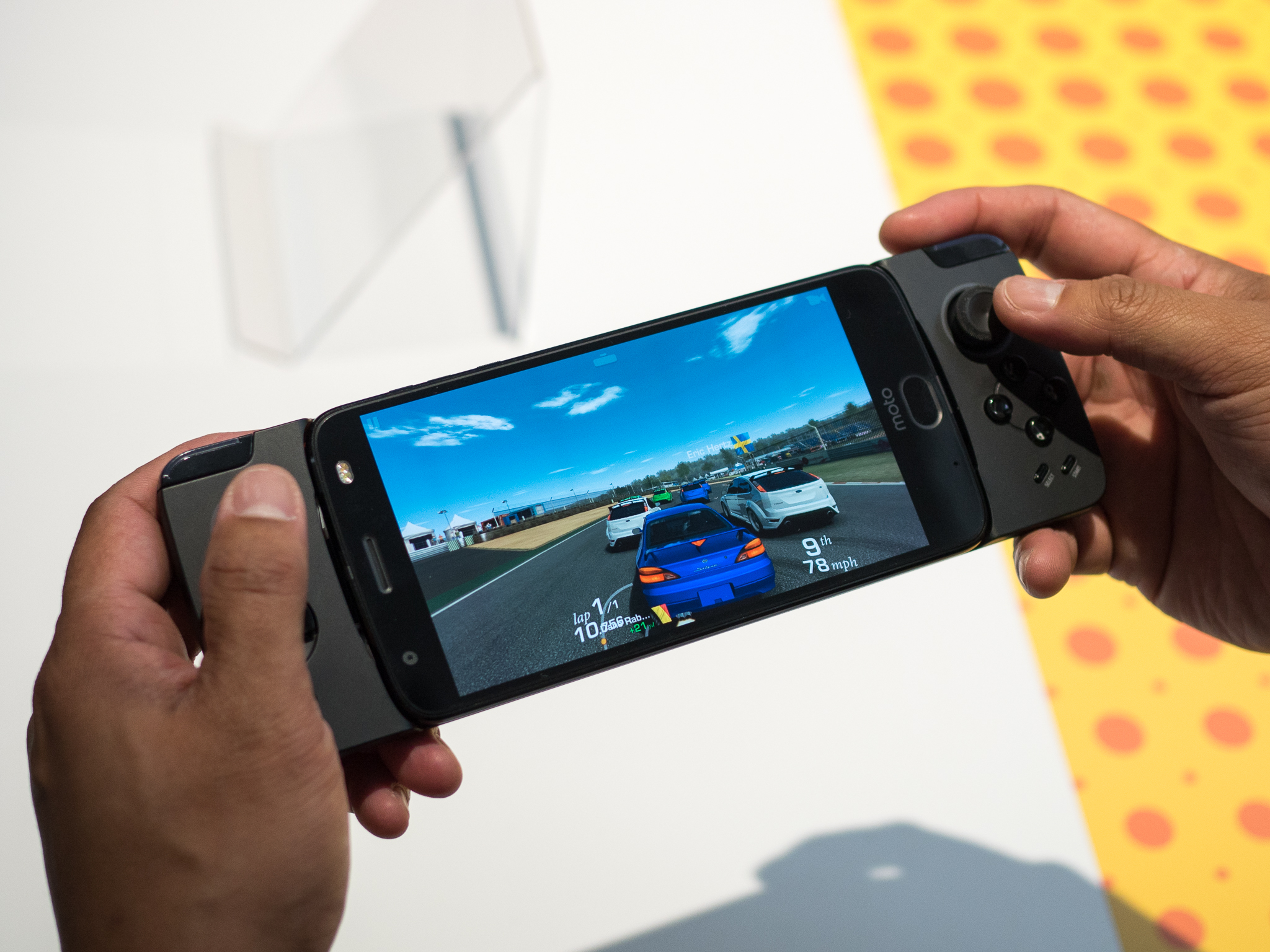O novo “Snap Gamepad” da linha Moto Z chega ao Brasil em 5 de outubro por R$ 799